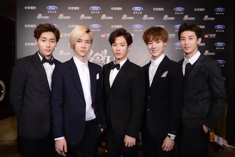 2014微博之夜专访 男团uniq西装笔挺笑容羞涩