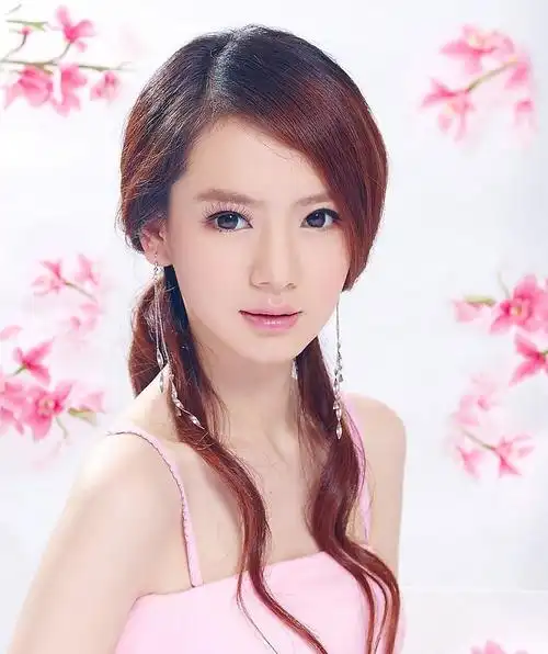 戚薇个人资料:戚薇出柜同性女友林子君完婚照片曝光_家庭背景【明星】