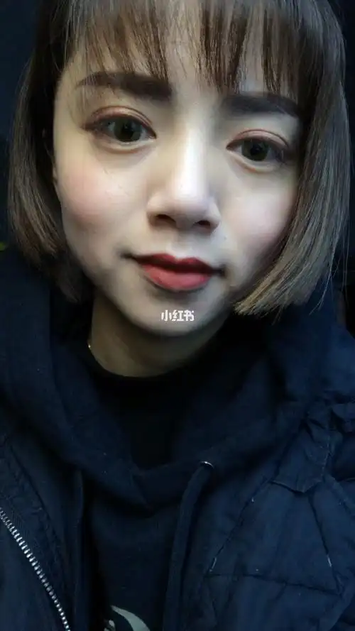 无滤镜实拍,我的脸本身就是比手白,上嘴上手颜色都很真实,自然光下