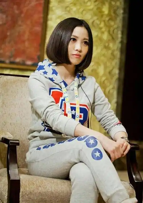 姚贝娜:力挺发小刘亦菲,33岁患癌离世,捐献眼角膜把光明留人间_父母