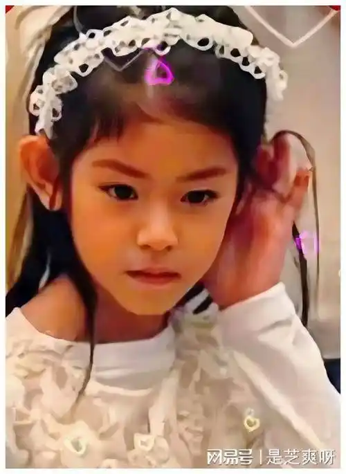 林心如和霍建华一直以来都非常注重保护女儿的隐私,这次公开照片可能