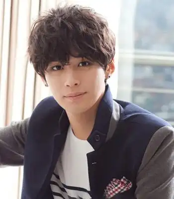 也彰显出十足的潮男风范儿,再搭配帅气的短发烫发设计,更显男生的阳光