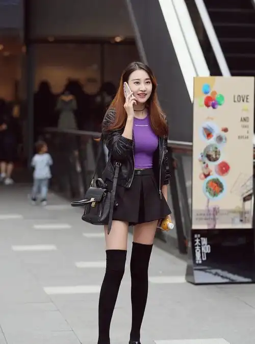 街拍美女穿纯白色的连衣裙露出圆润美腿散发迷人的魅力