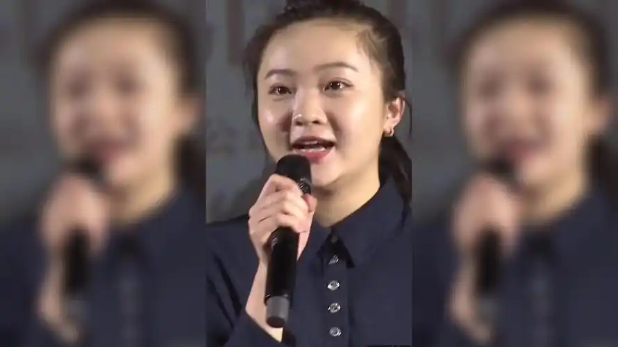 林妙可探班关晓彤,两个童星相遇了,康康小时候的关晓彤