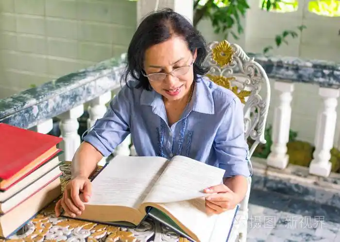 中年女人在家里读书