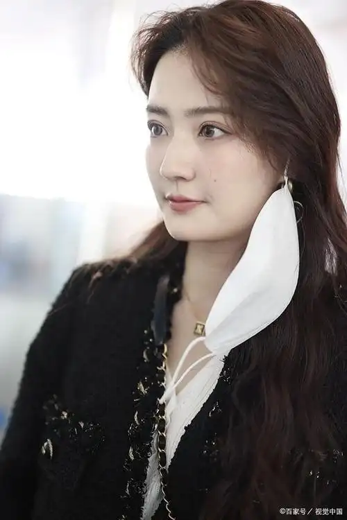 徐璐瘦身成功,时髦度翻倍的黑色连衣裙配牛仔外套!