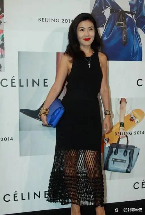 苏芒曾经是时尚界的女王,手握前五名的金牌杂志,拥有无数的资源.