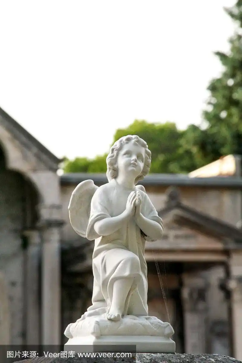 大理石的小天使雕像.在墓地的墓碑.有墓碑的古老墓地.雕塑艺术.