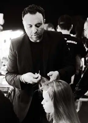 国际发型师示范秋冬至潮发型(组图)