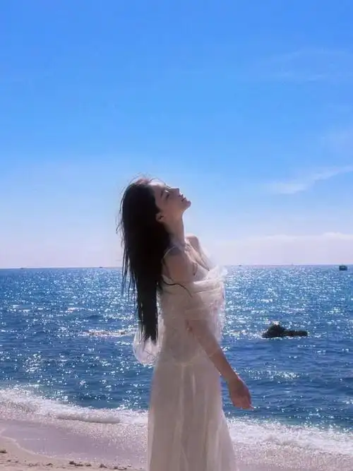 张馨予海边拍摄写真,45度角仰望天空,如仙女般的美,融入海天里_网易