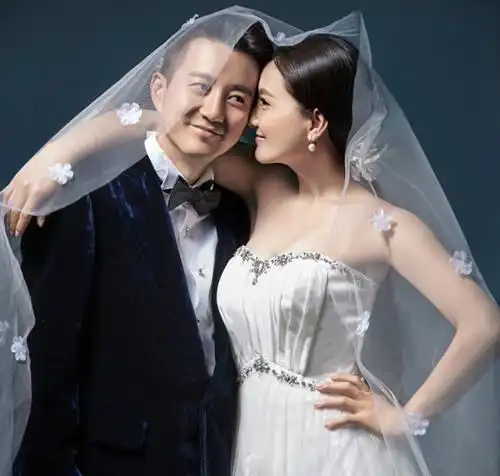 大2岁富豪老公一同现身,一家3口幸福温馨|李亚鹏|娱乐圈|蔡远航|豪门