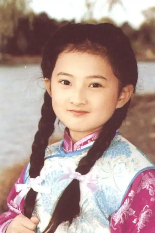 1980年生于北京的她,8岁拍摄第一部电视剧《婉君》并饰演"小婉君"