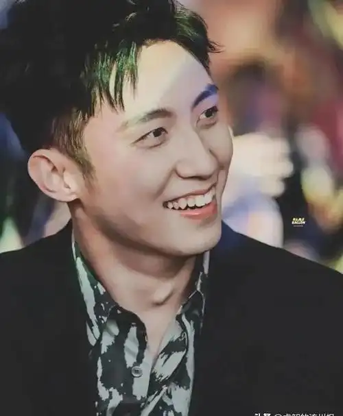 对于那些内娱男星来说,他们的笑容就是一种很有吸引力的东西,因为他们