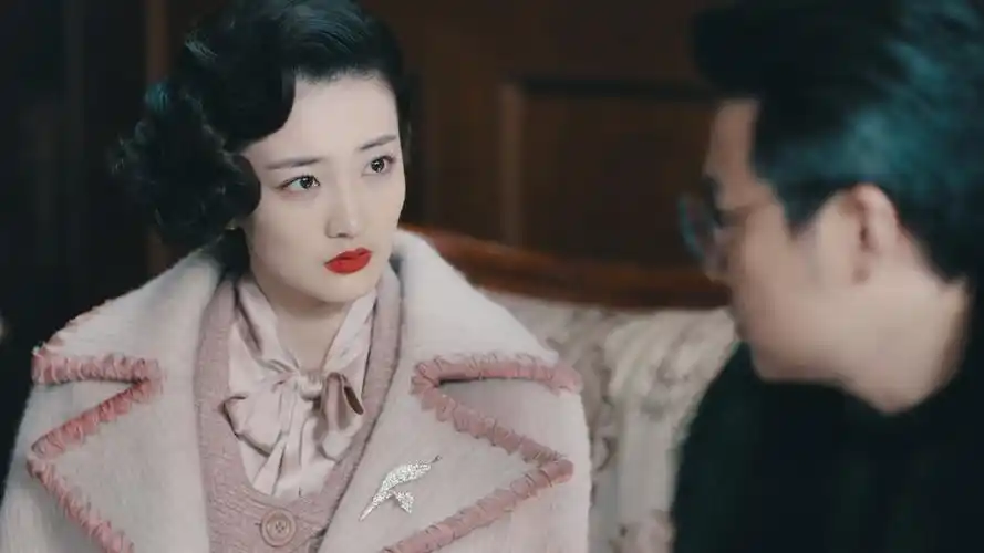 徐璐饰演的女特工贵婉,很有风情的民国女孩,造型审美也在线