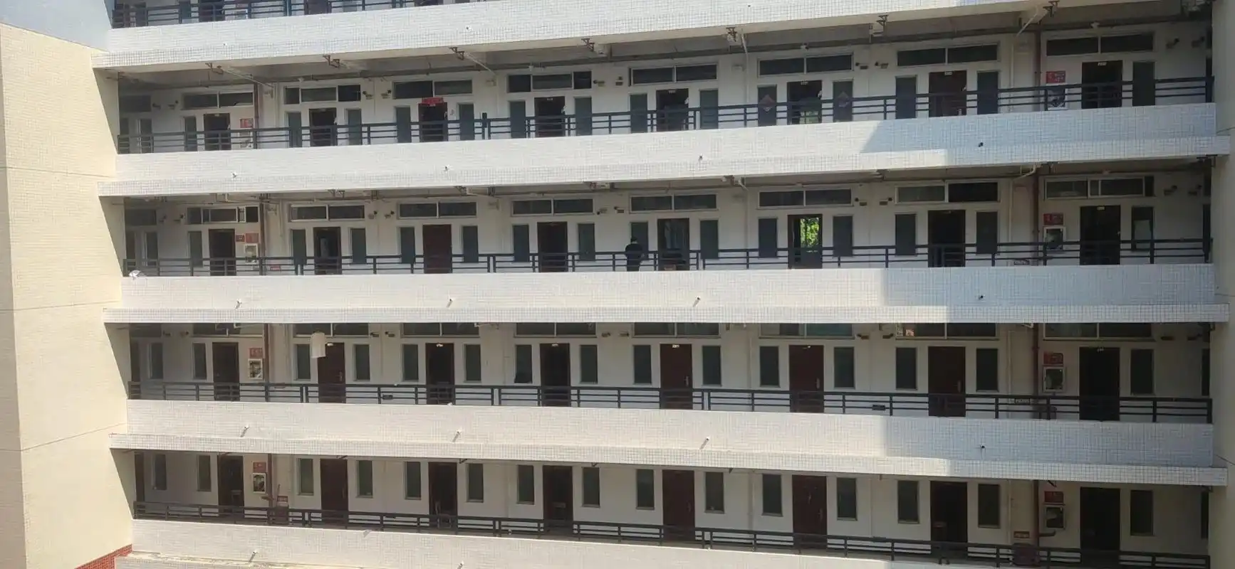 曾经我们也住在这栋宿舍楼...直到学校说要拿它做隔离点,被迫 - 抖音