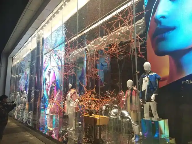 时尚之都江苏盛泽中国东方丝绸市场时尚橱窗美陈展示启动