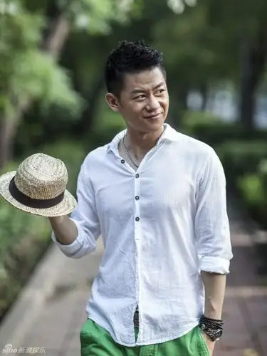 组图:李健清新绿色写真笑容朴实乐观_高清图集_新浪网