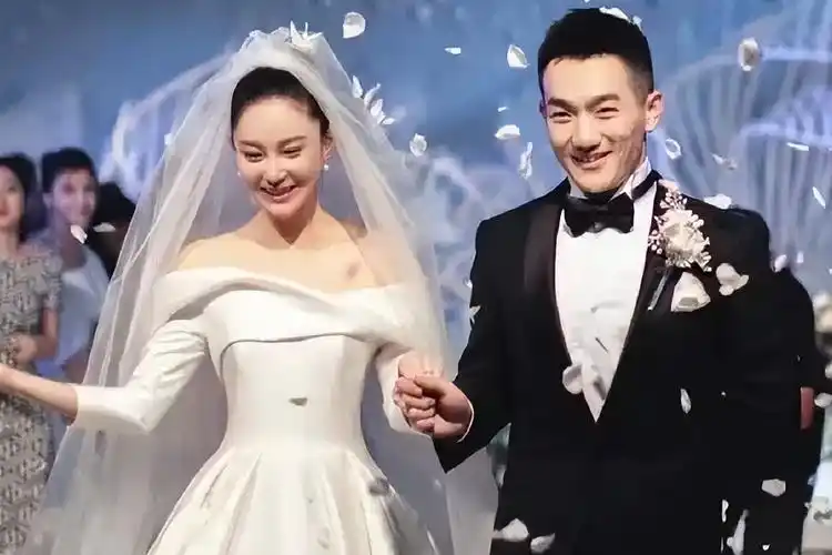 回顾张馨予夫妇恩爱游玩丽江何捷蹲地为老婆拍照女儿留在家