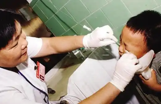 可怕医生竟从2岁宝宝眼中取出虫子竟是因为生活中的一个坏习惯