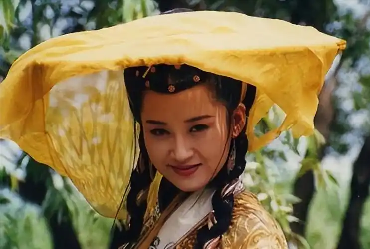 许晴在《笑傲江湖》中饰演了外柔内刚的任盈盈,在剧中她更是凭借一对