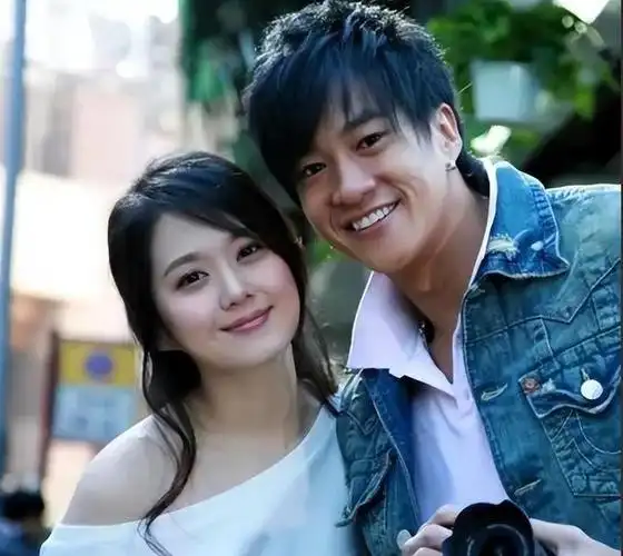 "同脸不同命",张娜拉与赵丽颖撞脸,大众称:"孪生姐妹"