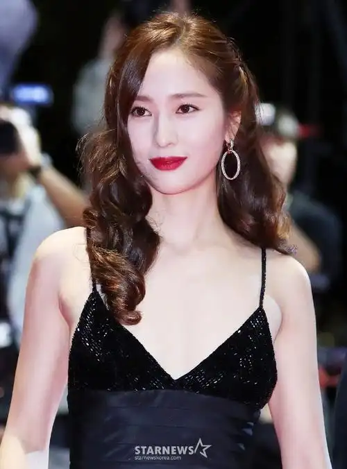 郑秀晶 x 釜山国际电影节红毯波浪卷发搭配ralph lauren吊带裙,复古又