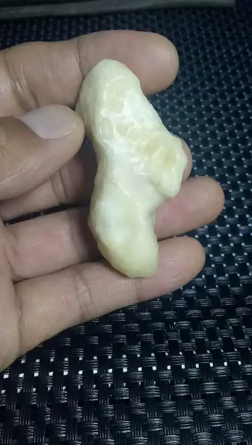 天然一个挂件料,#罗布泊地表蛋白原石!肉质细腻油润,有眼缘的来!