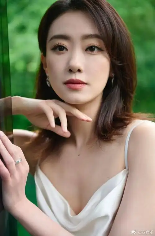 张小斐穿白色露背长裙高贵性感 漫步林间自然美好__财经头条