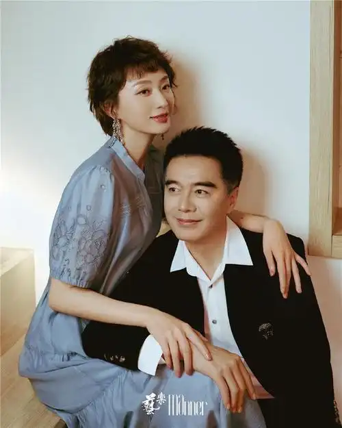 59岁许亚军四婚仍浪漫520带妻子拍写真大片小12岁娇妻不见老