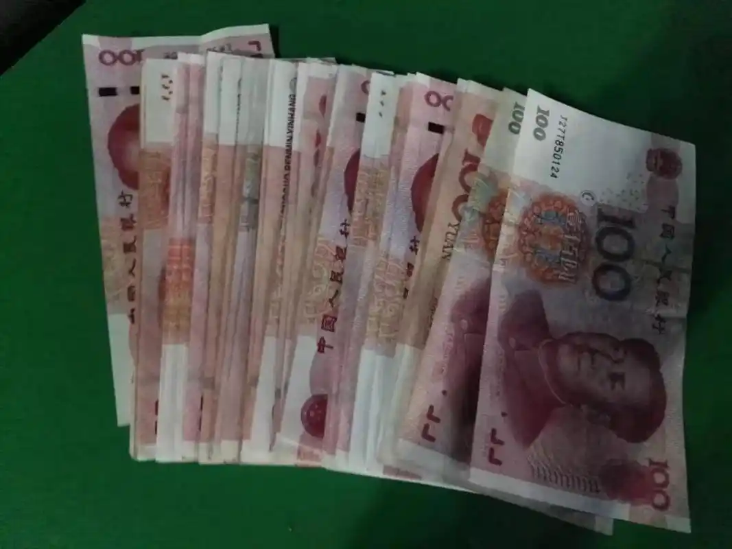 丽江一出租车司机跑夜车后排座位上突现一堆钞票