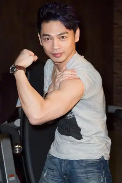 传闻艺人张艾亚(左)为了挽回旧爱阿ken整牙变美.