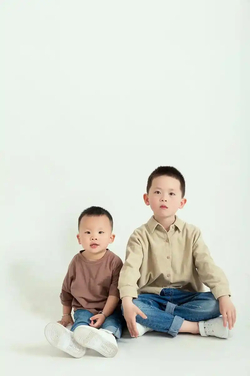 我家的两个小可爱 #小哥俩的快乐时光 #一起长大一起玩耍  - 抖音