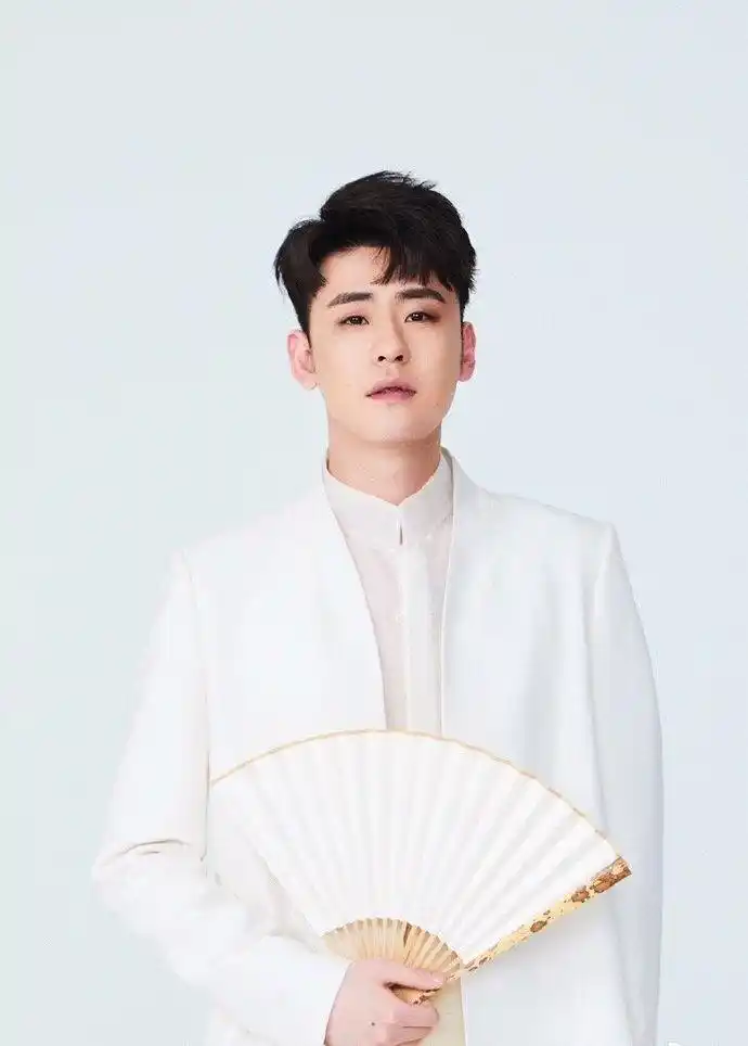 张云雷首本个人写真《重塑re-create》11月25日即将上线,敬请期待.