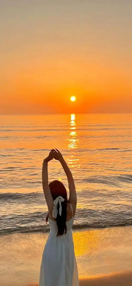 唯美日落氛围感女生背影