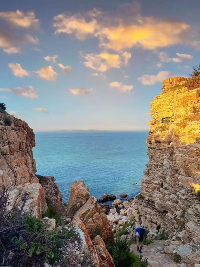 位于山东烟台长岛县的大黑山岛,是一座被大海环绕的岛屿,不仅拥有独特