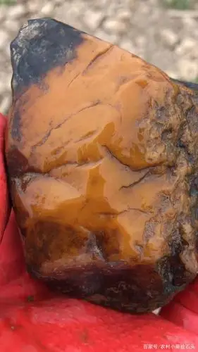 黄蜡石没清洗前