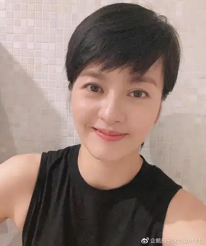 45岁梁咏琪6岁女儿幼儿园毕业,自弹自唱妈妈名曲,遗传艺术天分