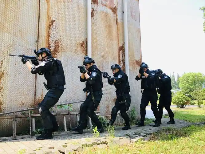 烈日炎炎锻尖刀砺兵砺伍正当时松江公安特警开展夏季实战大练兵