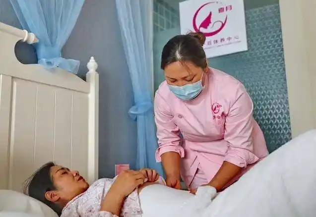 24岁孕妇刚生完孩子,老公只顾玩手机,结果让他后悔莫及