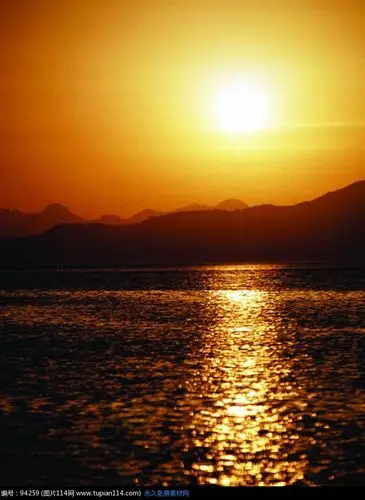 傍晚时分洒满阳光的美丽海面