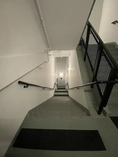 学校某处有一段非常长非常陡的楼梯 还在一个地下室一般的地方