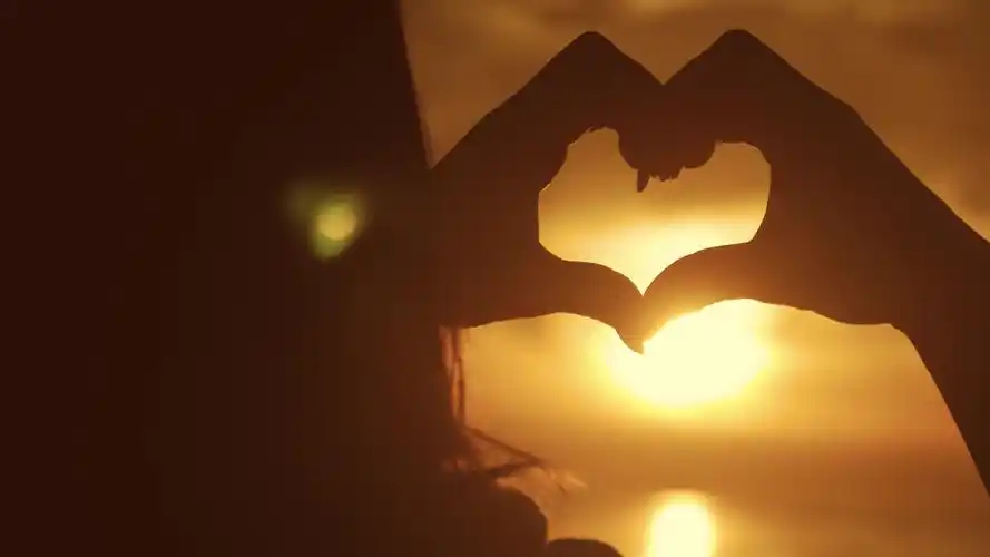 美女比心视频 心形手势