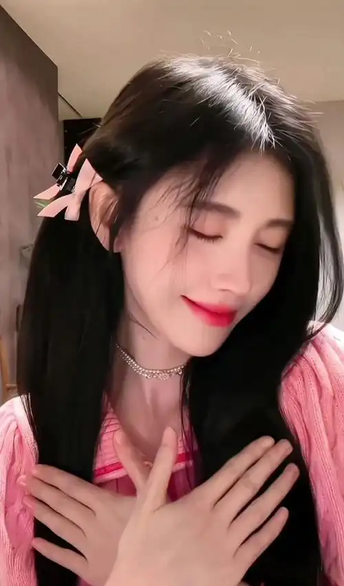 鞠婧祎灰色格裙##鞠婧祎手拿松果