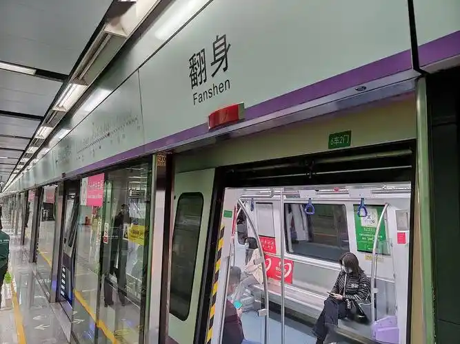 深圳地铁翻身站因站名成为网红打卡地