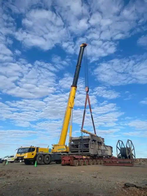 徐工起重机正在进行吊装作业