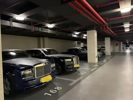 古北一号车库劳斯莱斯比特斯拉多张翰的法拉利599被偶遇全球40台