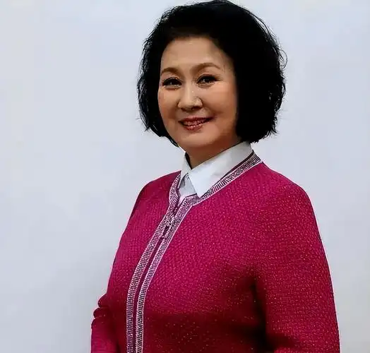 春晚常客黄晓娟:与初恋老公恩爱38年,如今儿子是她最大的骄傲 - 聚缘