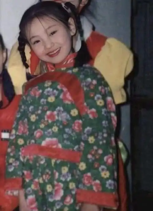 看郑爽小时候的照片,真的有种我家有女初长成的感觉!