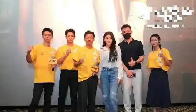 张馨予罕带老公公开露面,军人老公穿潮牌像走秀,戴名表似明星|穿搭