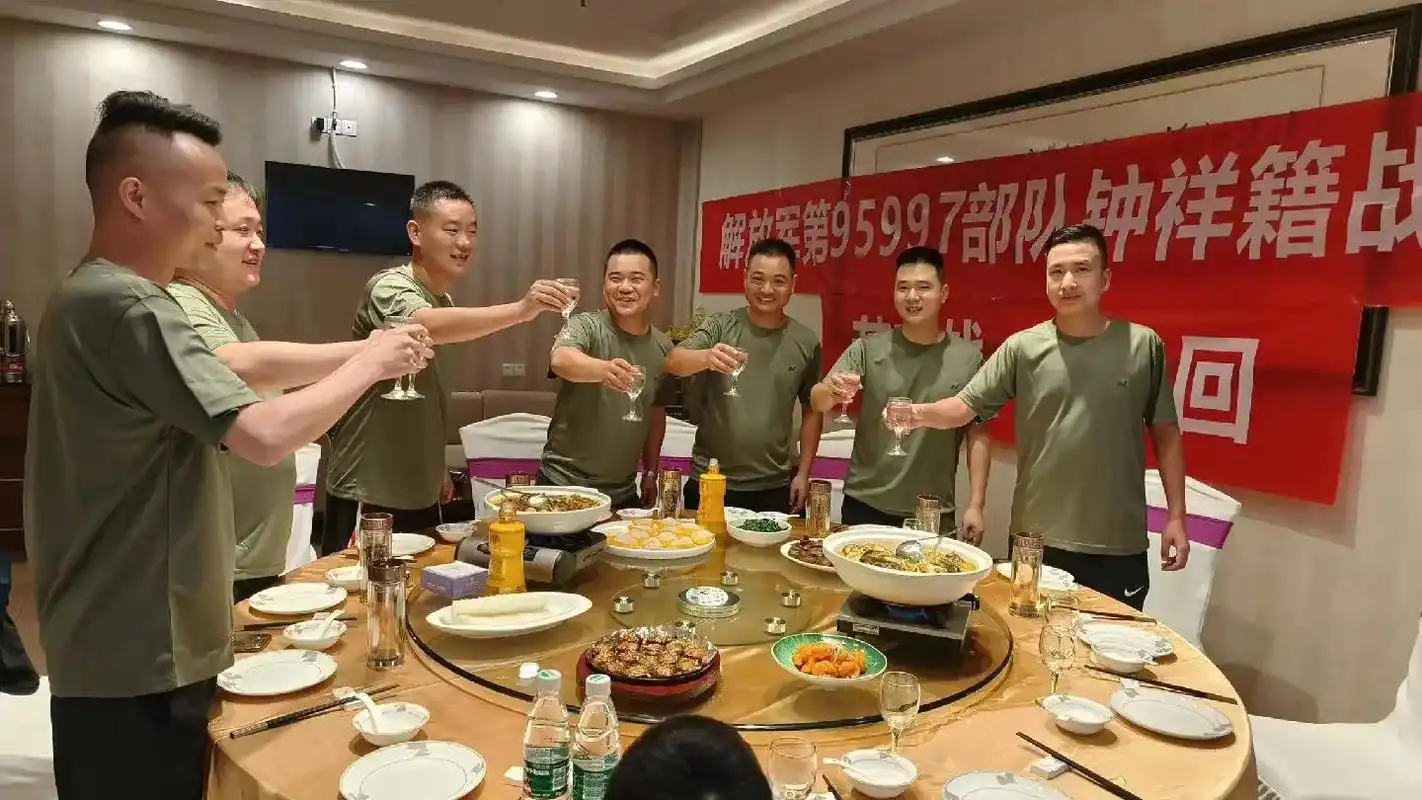 感谢战友让我提前过八一! - 抖音